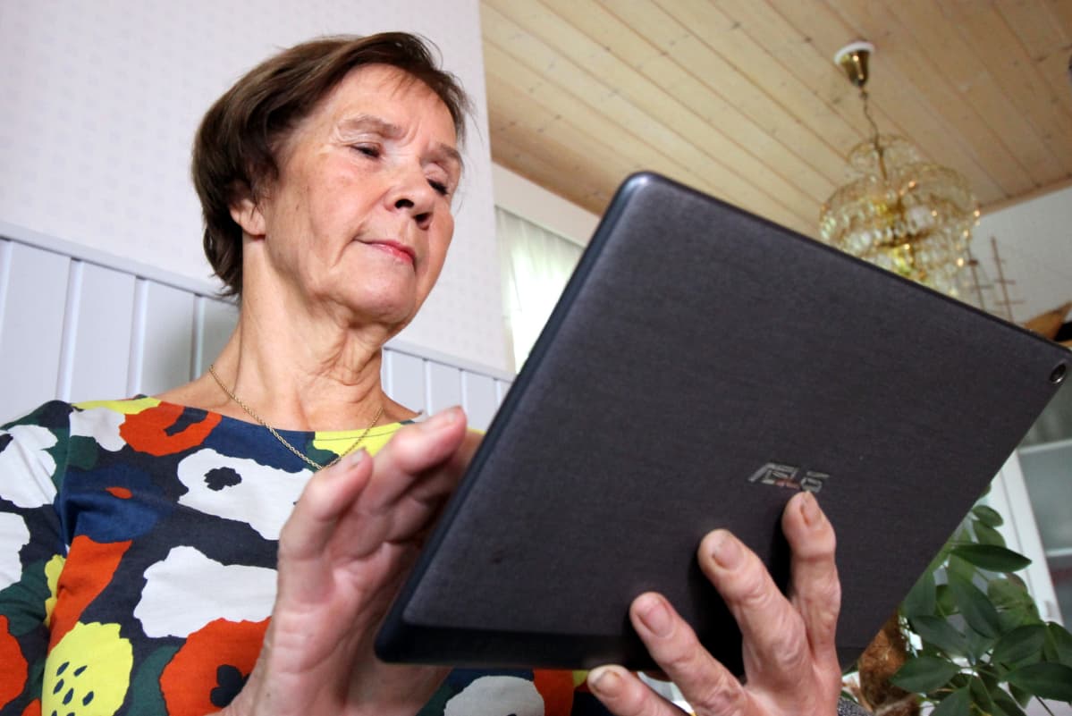 Aija Rasimus käyttää padiaan.