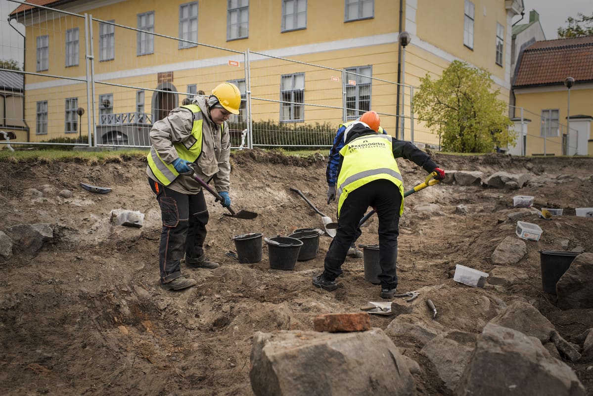 Kaivauksia K.H. Renlundin museon vieressä.