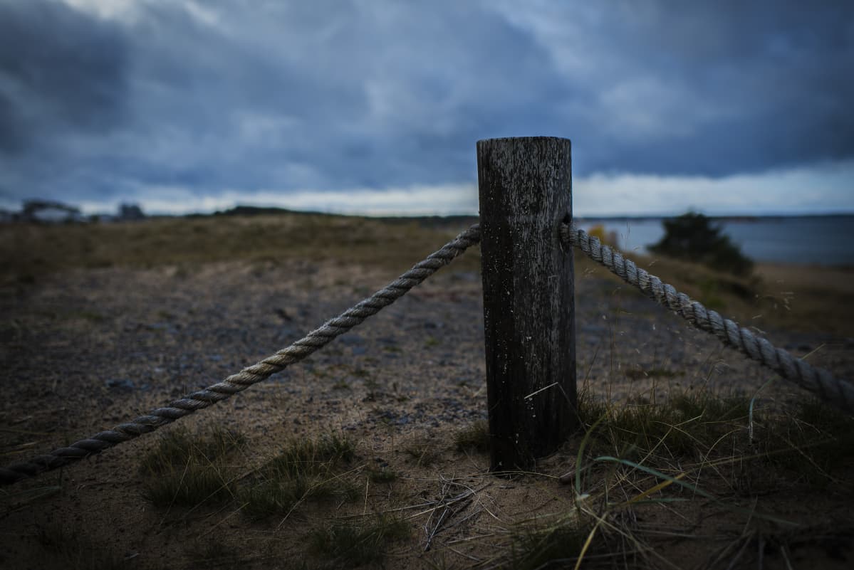 Paksulla köydellä rajattu alue Kalajoen hiekkasärkillä lokakuun hämärässä.