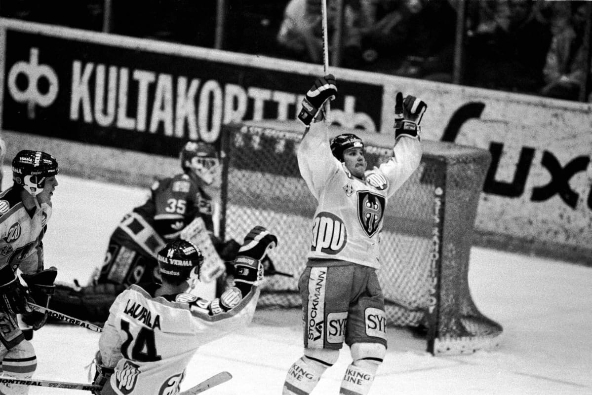 Timo Jutila tuulettaa maalia vuoden 1988 välierissä HIFK:ta vastaan.