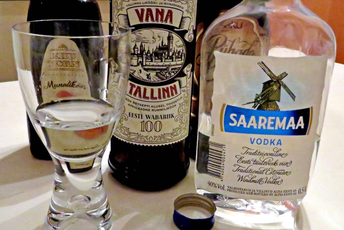 Virolaisia alkoholipulloja pöydällä