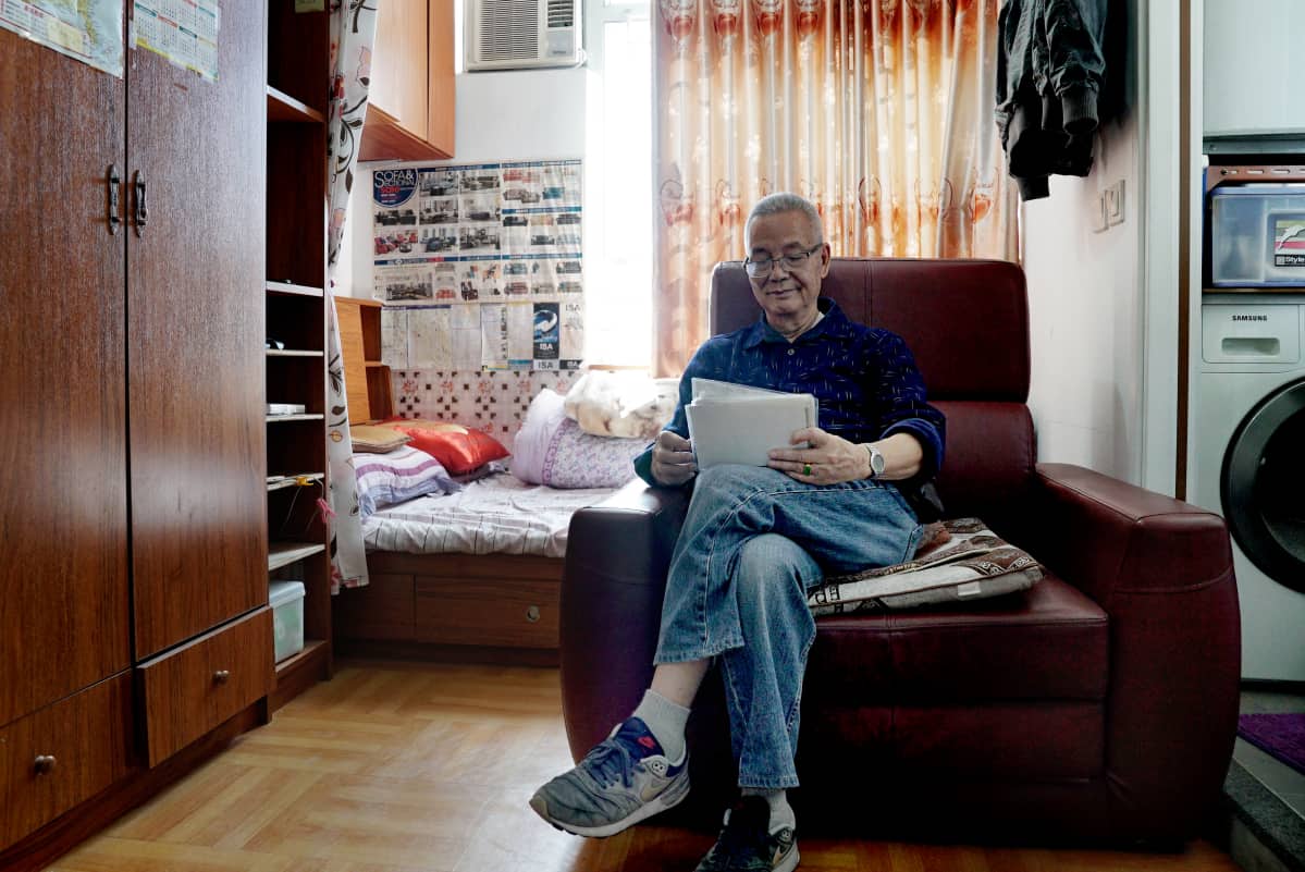 Hong tapaa viikoittain muita Manner-Kiinasta paenneita. Pakomatkasta puhutaan paljon, sille se muutti kaikkien elämän.