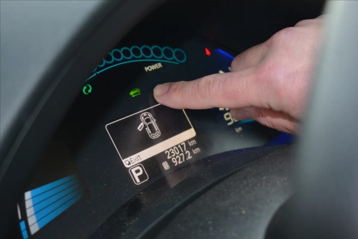 Vihreä autonkuva kojelaudassa kertoo, että tämä sähköauto on käynnissä.