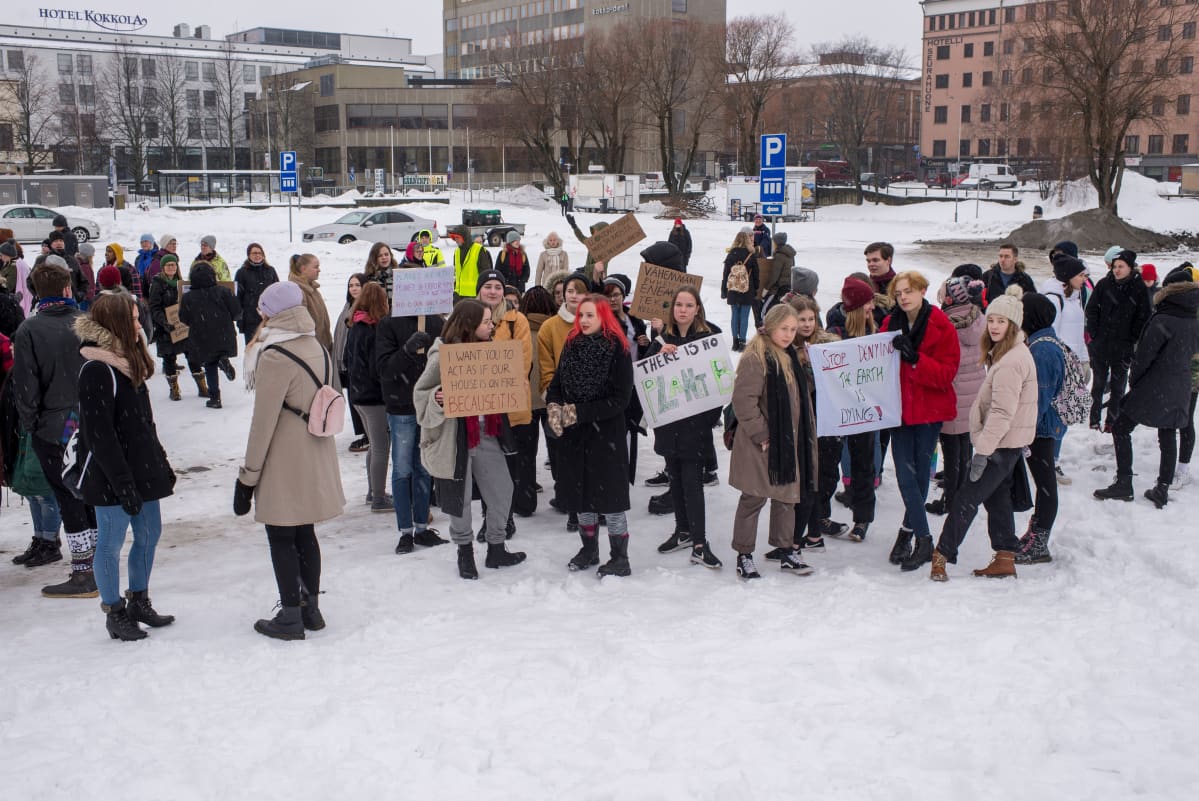 Nuoria ilmastolakossa Kokkolan torilla 15.3. 2019.