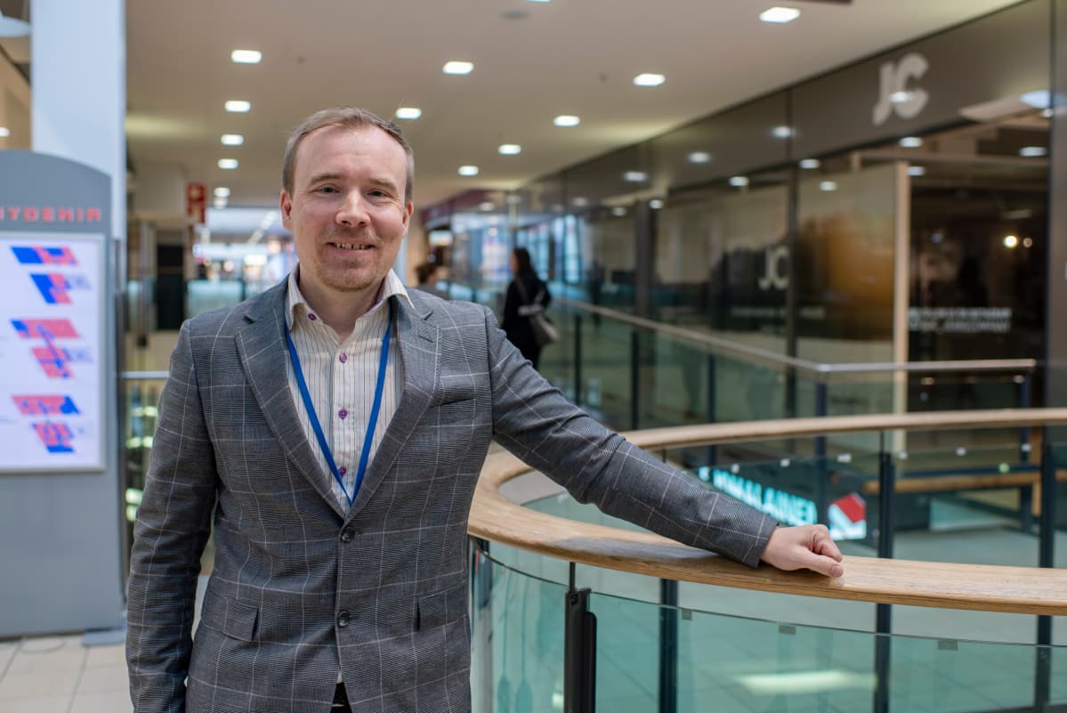 Kuvassa kauppakeskuspäällikkö Tommy Forsman seisoo Chydenian aulassa.