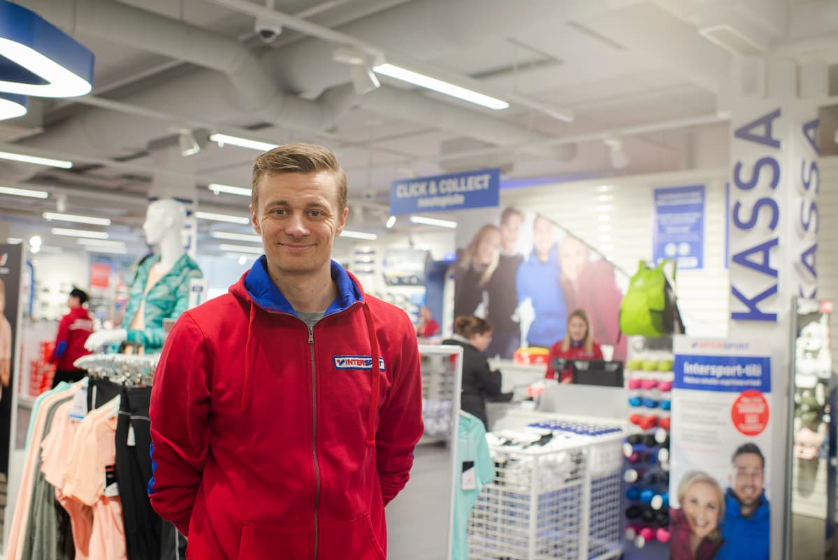 Kuvassa Intersport-kauppias Tommi Martikainen seisoo liikkeensä edustalla.