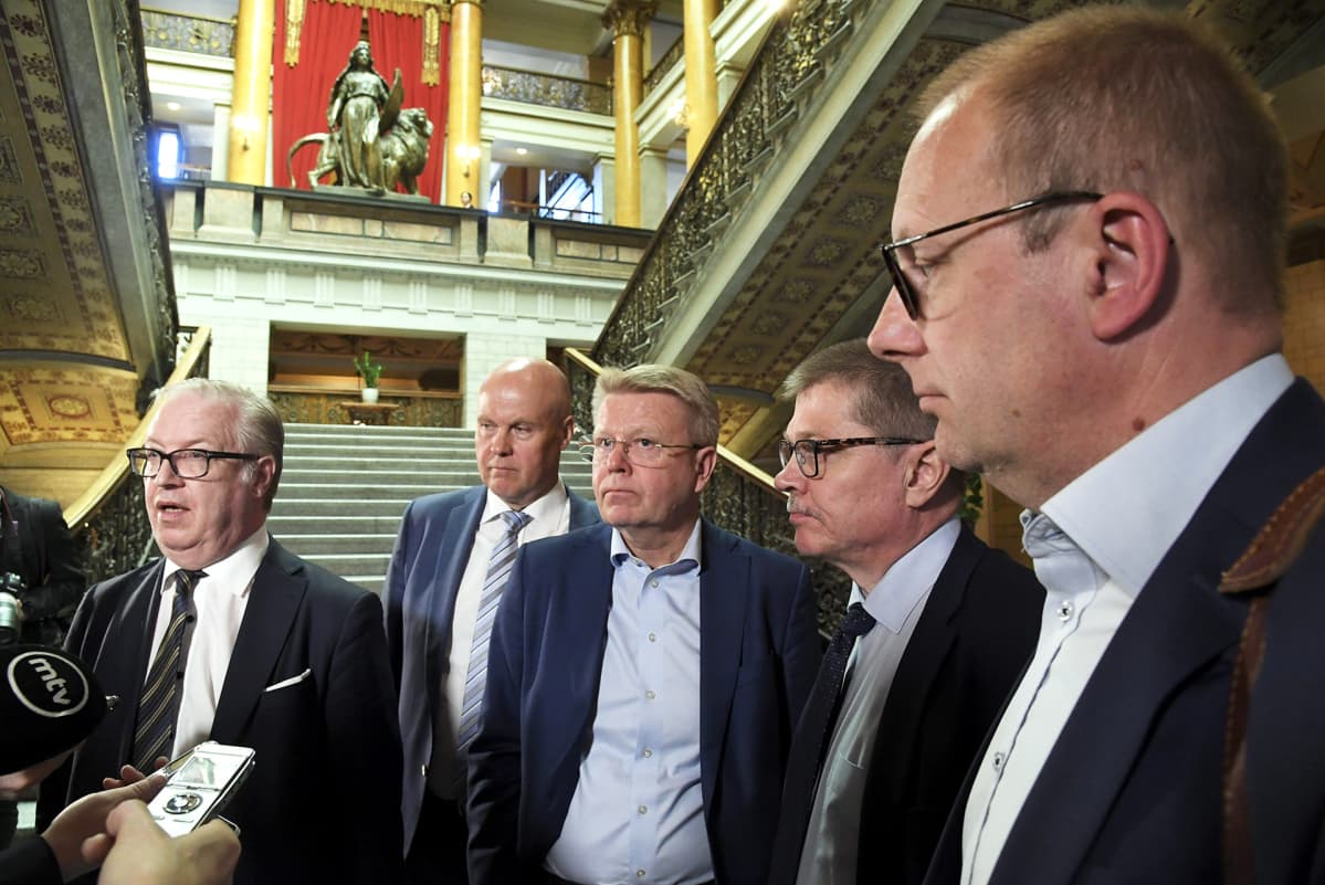 Hallitustunnustelija SDP:n Antti Rinne tapasi työmarkkinajärjestöjen edustajia Helsingin Säätytalolla torstaina 9. toukokuuta 2019. Akavan puheenjohtaja Sture Fjäder, STTK:n puheenjohtaja Antti Palola, Elinkeinoelämän keskusliiton toimitusjohtaja Jyri Häkämies, Kunta-alan työmarkkinajohtaja Markku Jalonen sekä SAK:n puheenjohtaja Jarkko Eloranta tapaamisen jälkeen Säätytalon ala-aulassa.