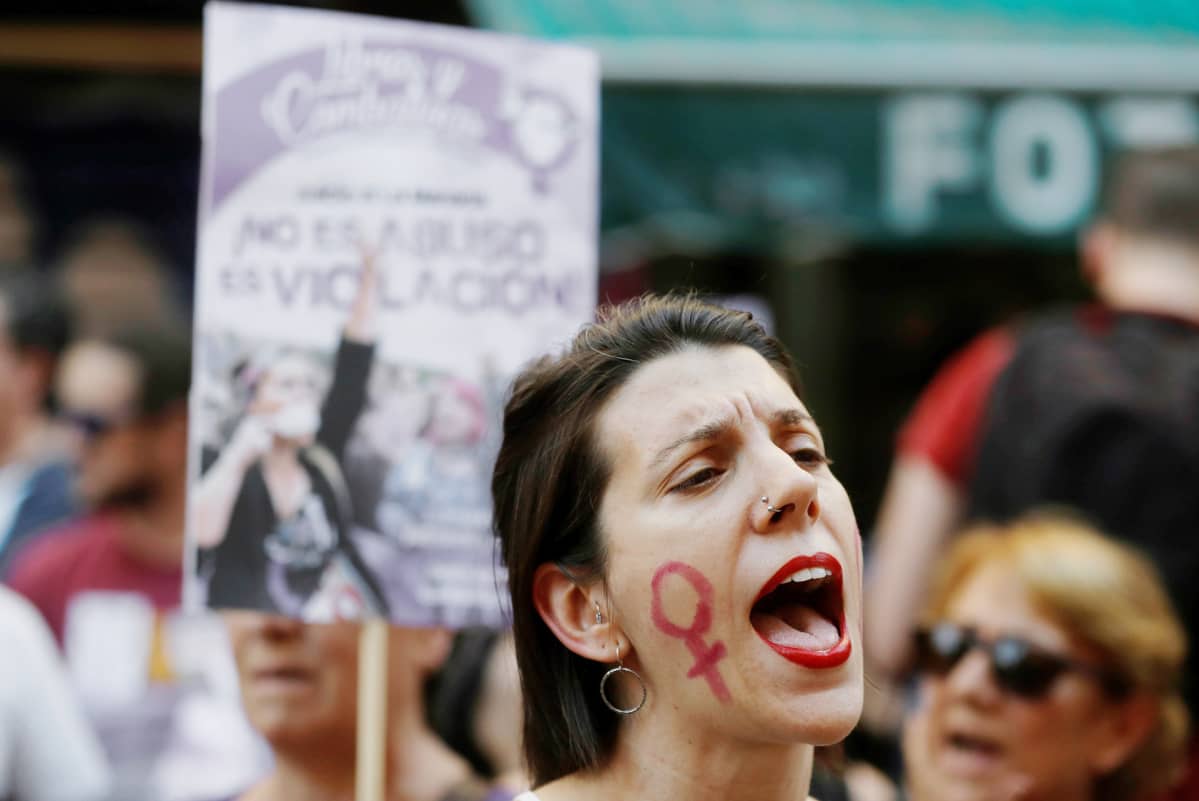 Tuhannet espanjalaiset protestoivat viime kesänä oikeuden annettua tuomionsa niin kutsutussa susilauman seksuaalirikostapauksessa.