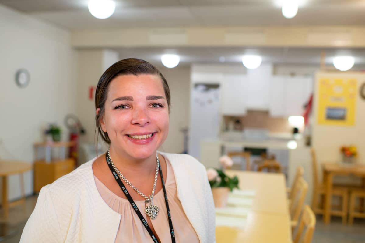 Kuvassa Soiten palveluesimies Minna Hassel työpaikallaan.