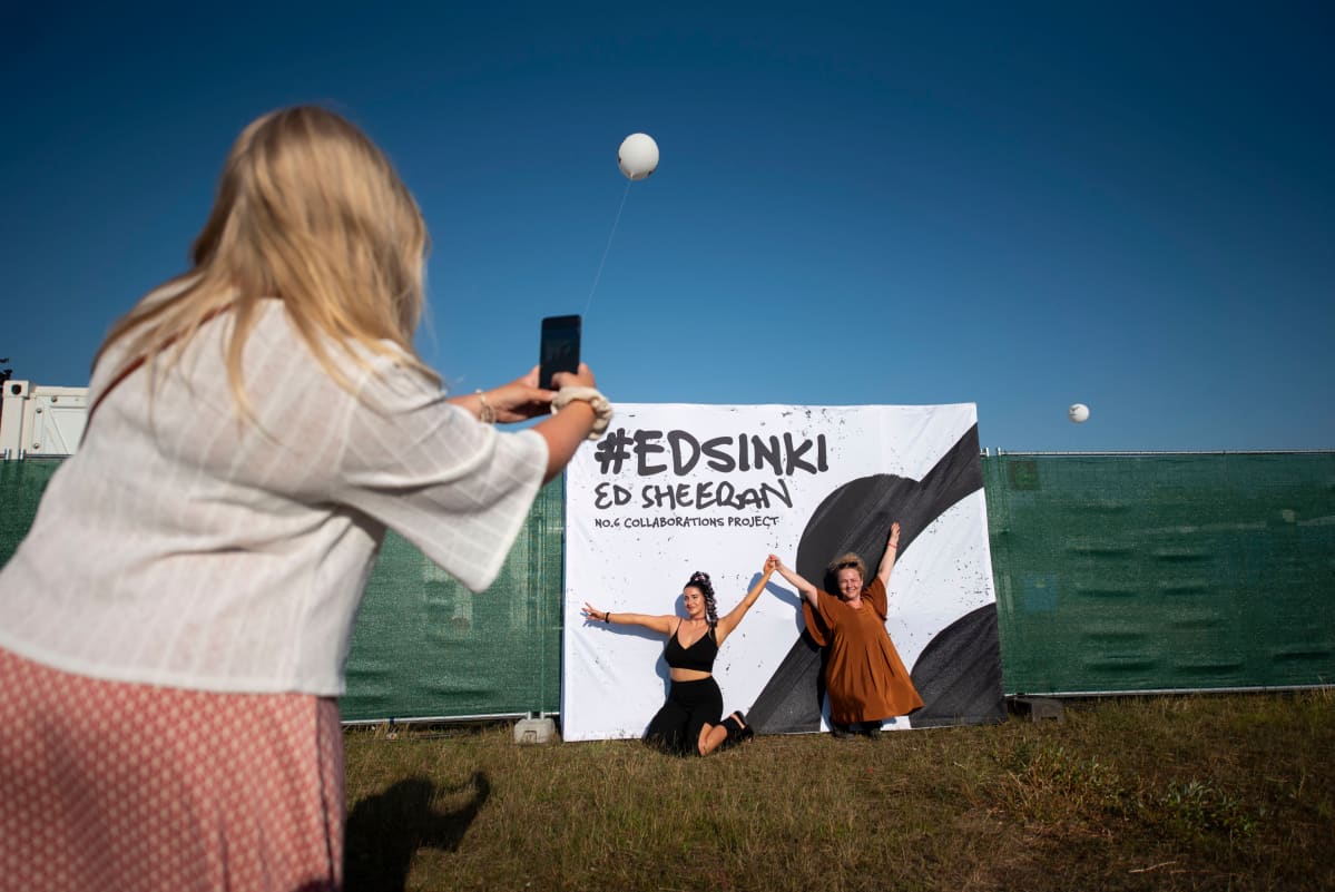 Faneja #Edsinki-kyltin edessä