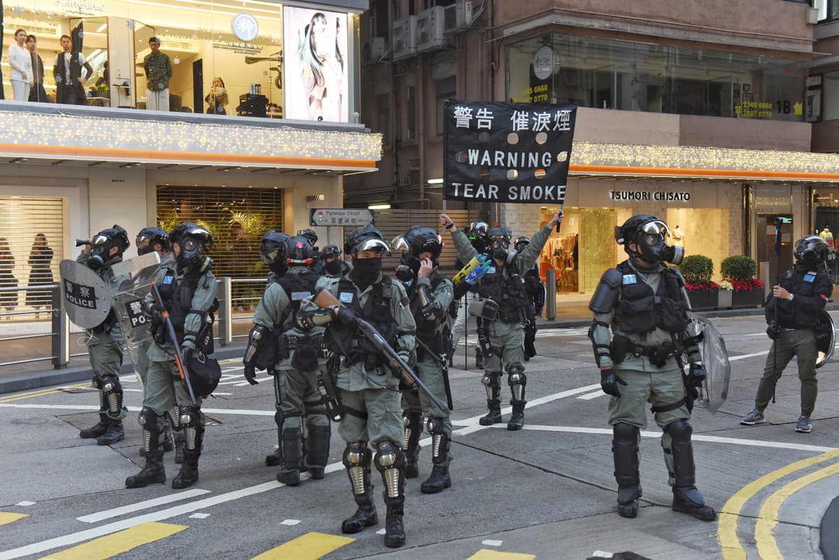Mellakkapoliiseja Hongkongin keskustassa sunnuntaina 8. joulukuuta 2019.