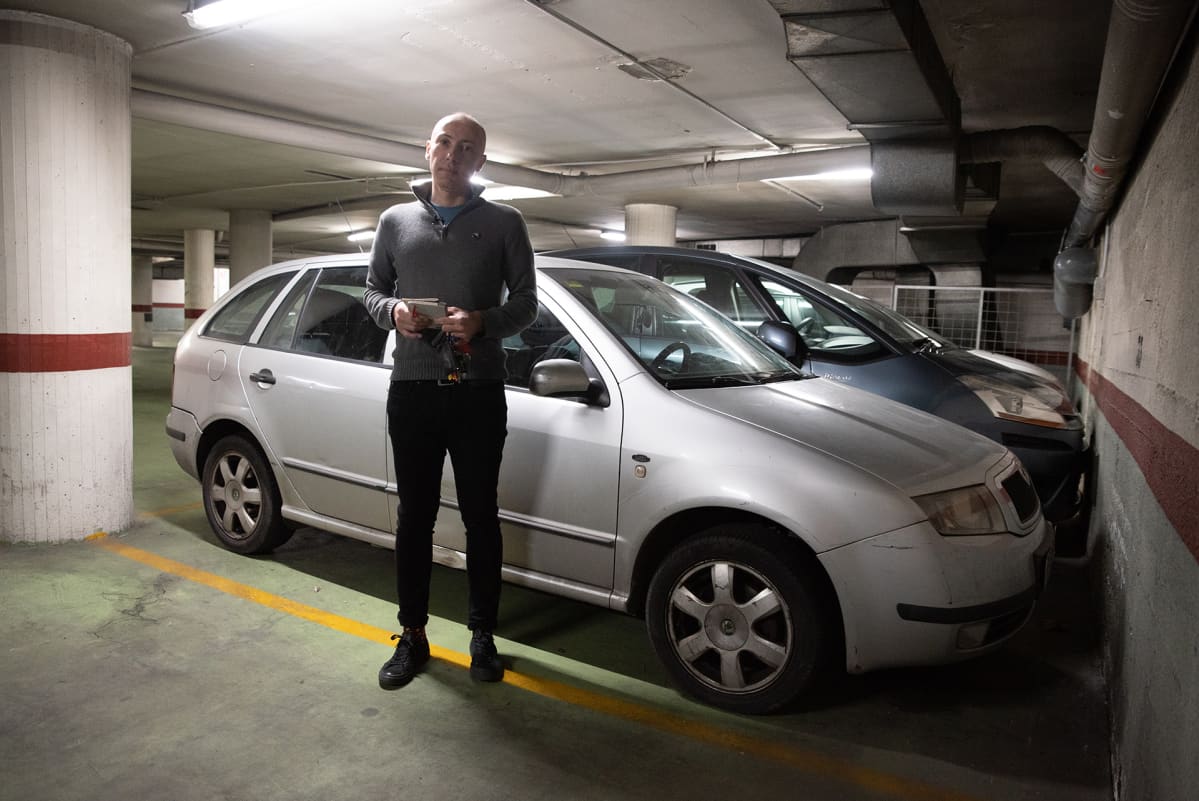 Kike Belan auto seisoo nykyään parkkihallissa. Bela aikoo vaihtaa sen vähäpäästöisempään.