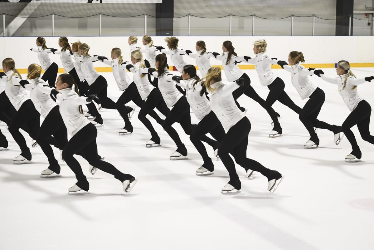 Muodostelmaluistelujoukkue Rockettes harjoituksissa Helsingissä.