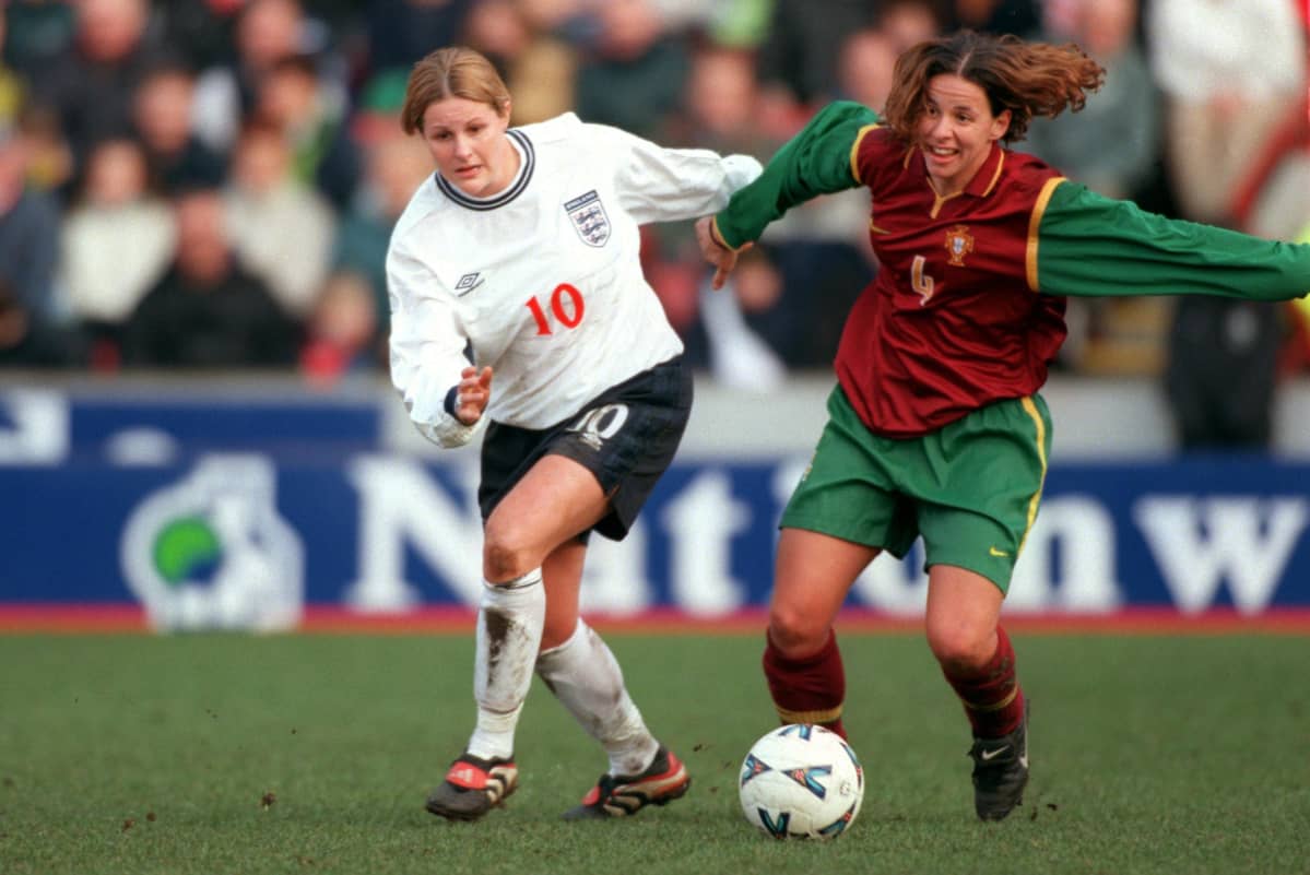 Kelly Smith EM-karsintaottelussa vuonna 2000. Portugalin pelaaja Ana Gomes