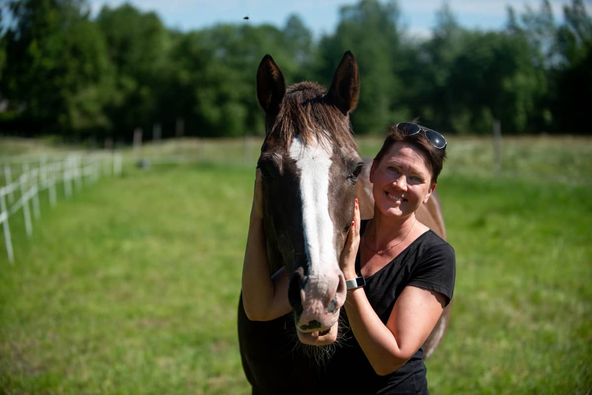 Laulaja Mari Palo ja Pedro-hevonen Vihdin Nummelassa 17.6.2020
