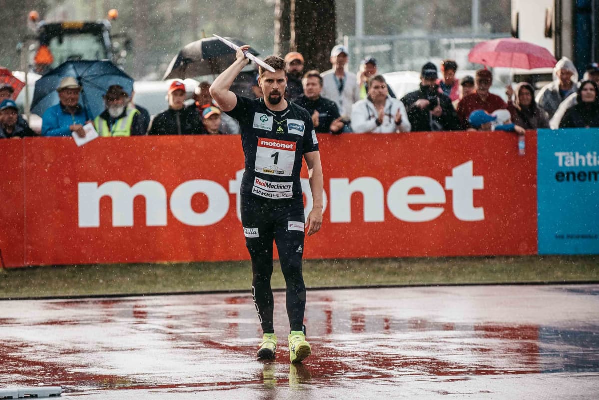Antti Ruuskanen loukkasi polveaan Lapinlahden sadekisassa heinäkuussa 2019.
