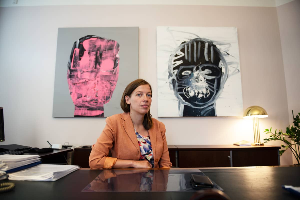 Opetusministeri Li Andersson työhuoneellaan 04.08.2020.