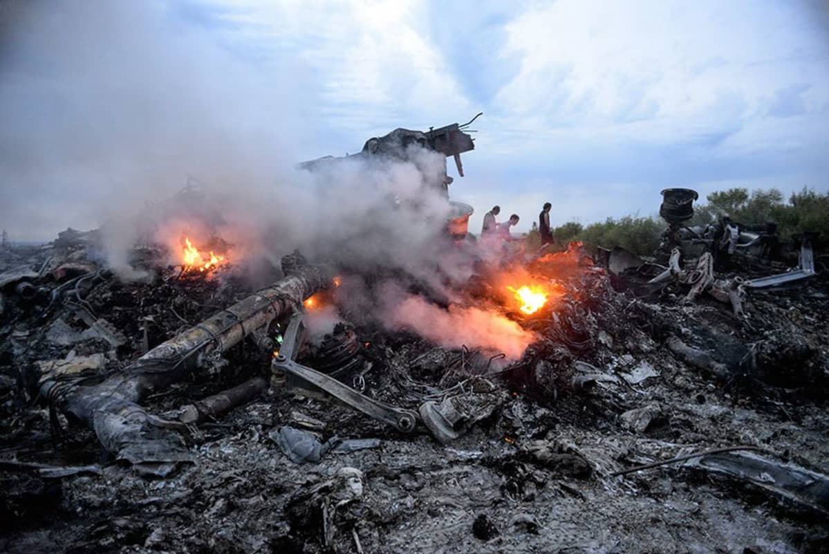 Malaysian Airlinesin lennon MH17 savuavat rauniot.