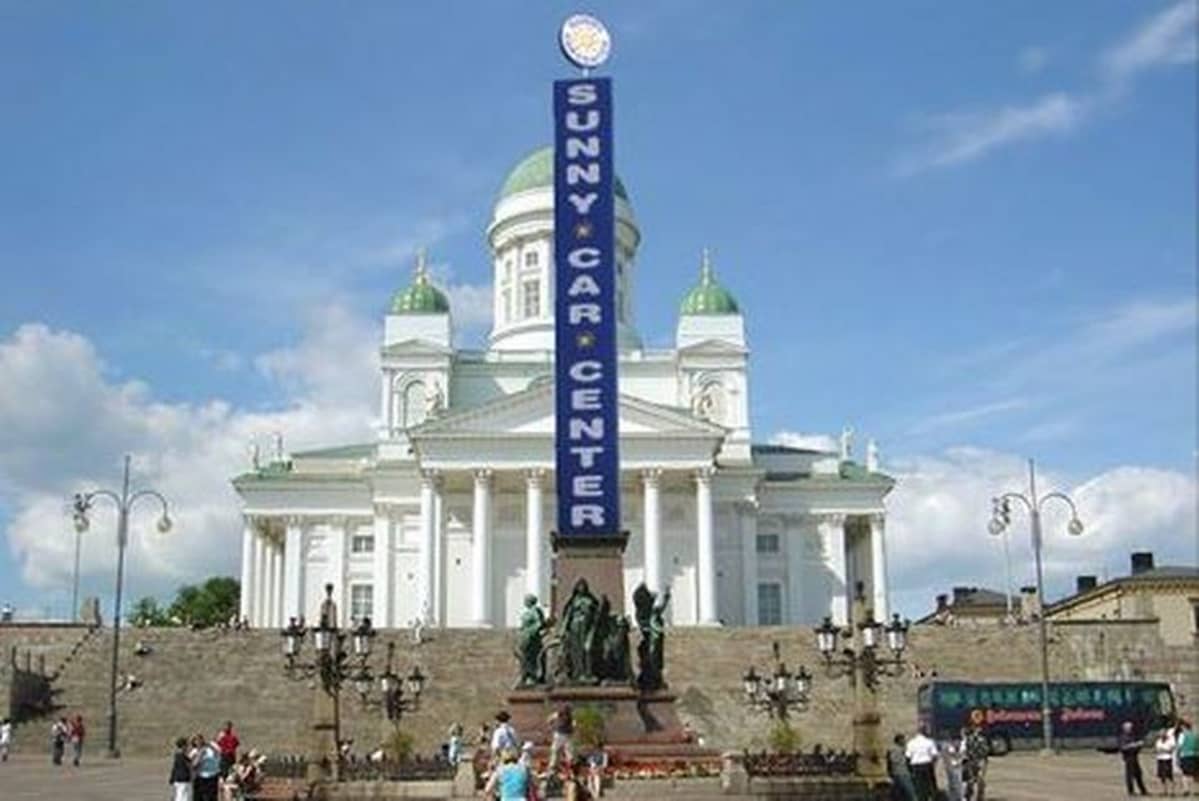 Internetmeemi Sunny Car Centerin tolpasta Helsingissä, kuvamanipulaatio