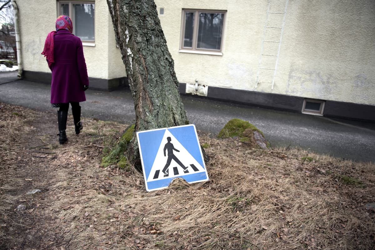 Pirre kävelee maahan irrotetun liikennemerkin vieressä.