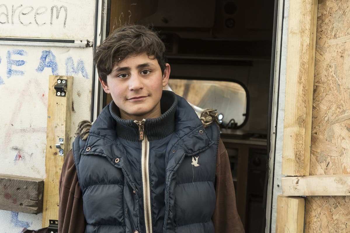 Yksinäinen 13-vuotias afgaanipoika Safi on ollut jo puoli vuotta Calais´n pakolaisleirillä.