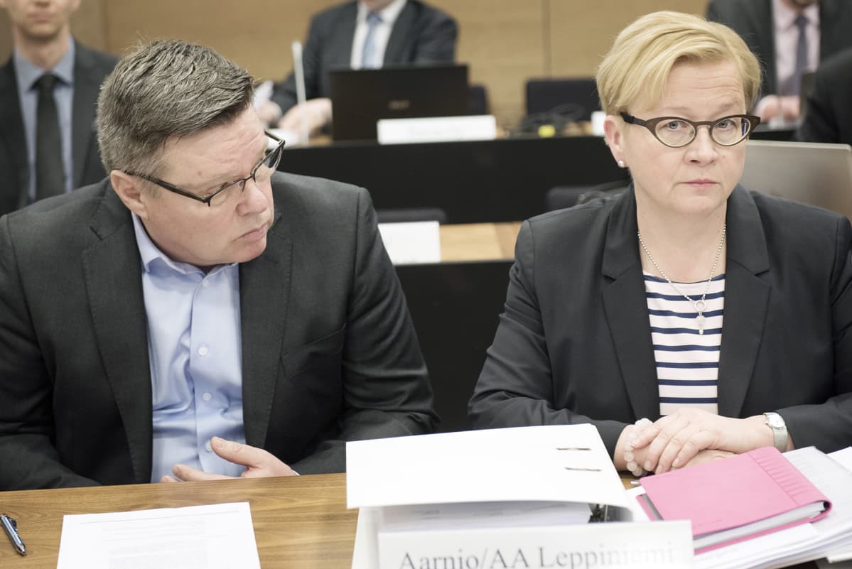 Jari Aarnio ja puolustusasianaja Riitta Leppiniemi Helsingin hovioikeudessa Trevoc-jutun valmisteluistunnossa.