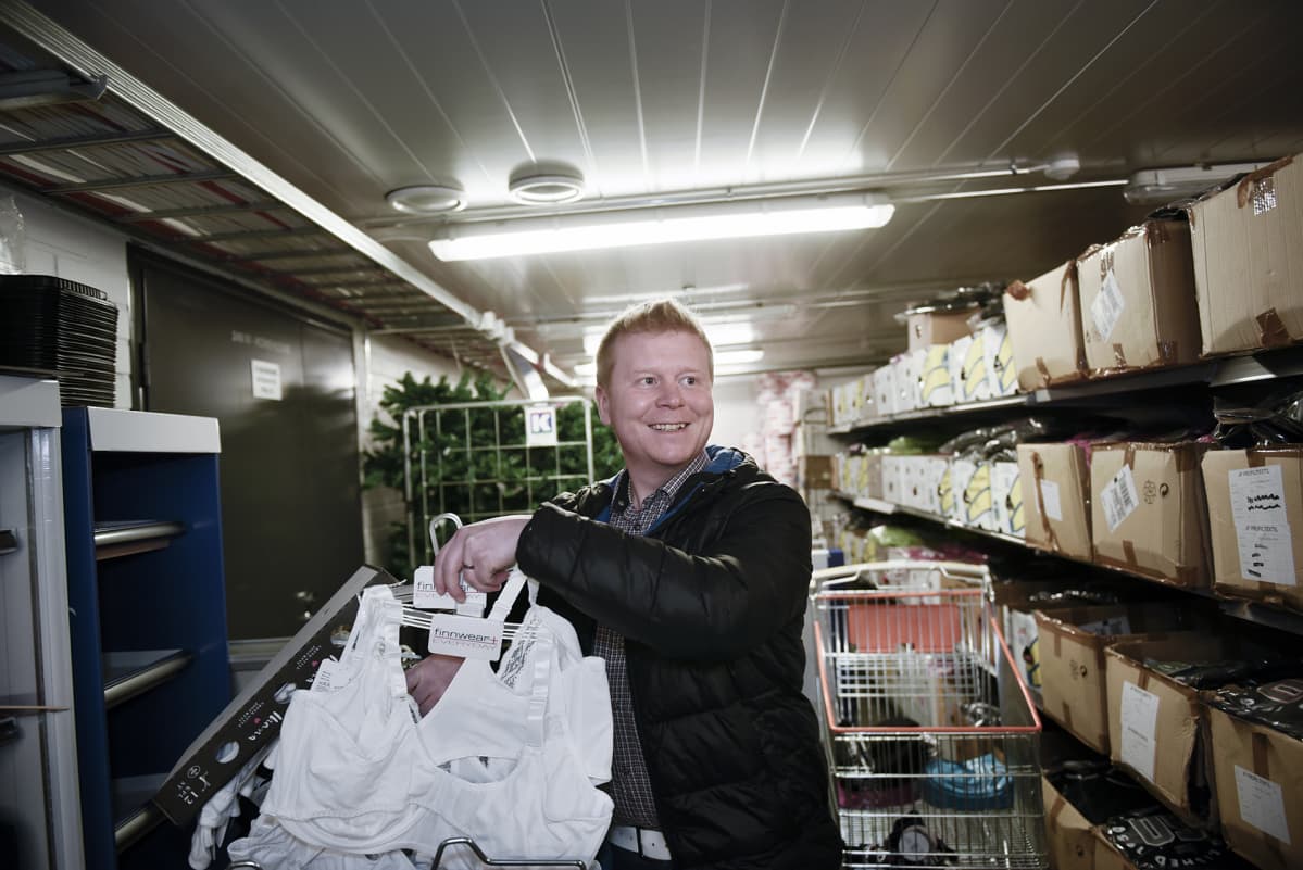 Sampo Kaulanen esittelee rintaliivejä Jounin Kaupassa.