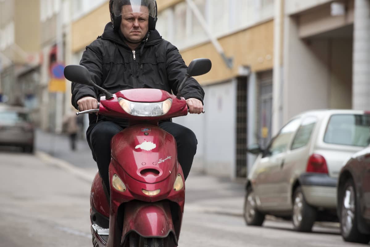 Petri Viglione ajaa skootterilla.