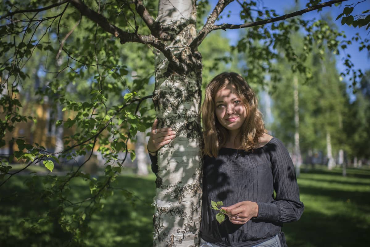 Oona Airola Kokkolan Suntin varren puistossa.