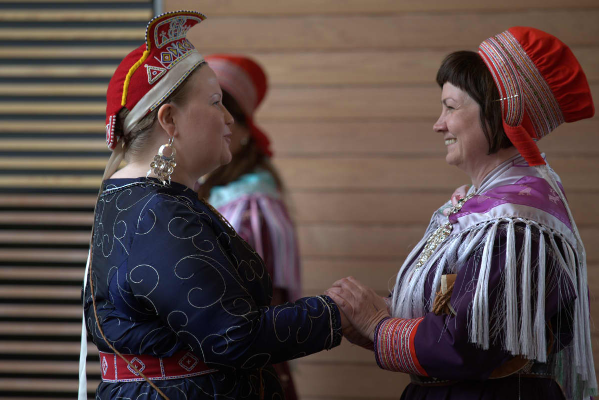 Tiina Sanila-Aikio (gur.) ja Aili Keskitalo Sámedikki rahpamis 15.6.2016.