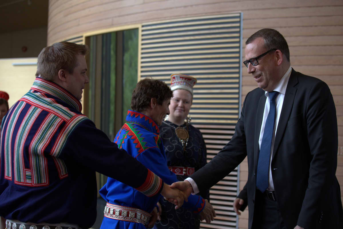 Suoma stáhta Sámedikki rahpamis 15.6.2016 ovddastii riekteministeriija kansliijahoavda Asko Välimaa.