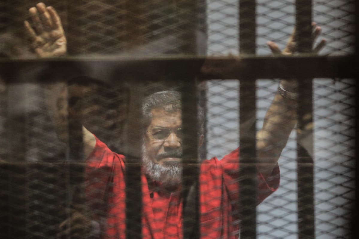 Egyptin syrjäytetty presidentti Muhammad Mursi elehti kameroille vakoiluoikeudenkäynnissä Kairossa lauantaina.
