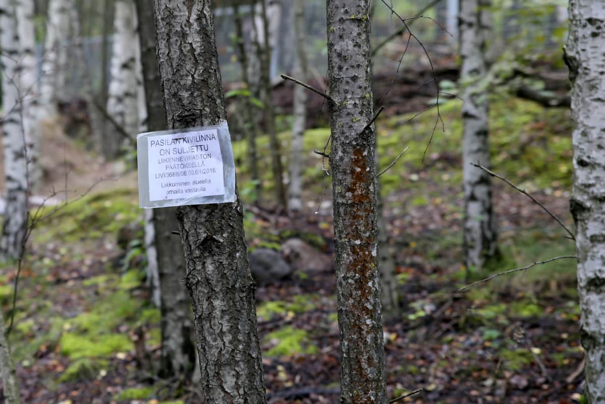Koivuun ripustettu niukkasanainen tiedote kertoo, että Pasilan kivilinna on nyt suljettu.