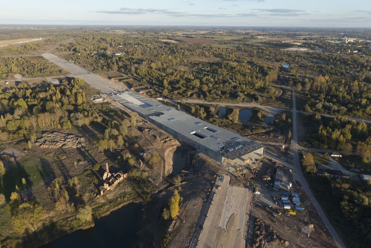 Rakennusaikainen ilmakuva antaa käsityksen vanhan kiitoradan päähän nousseen museon mittasuhteista.