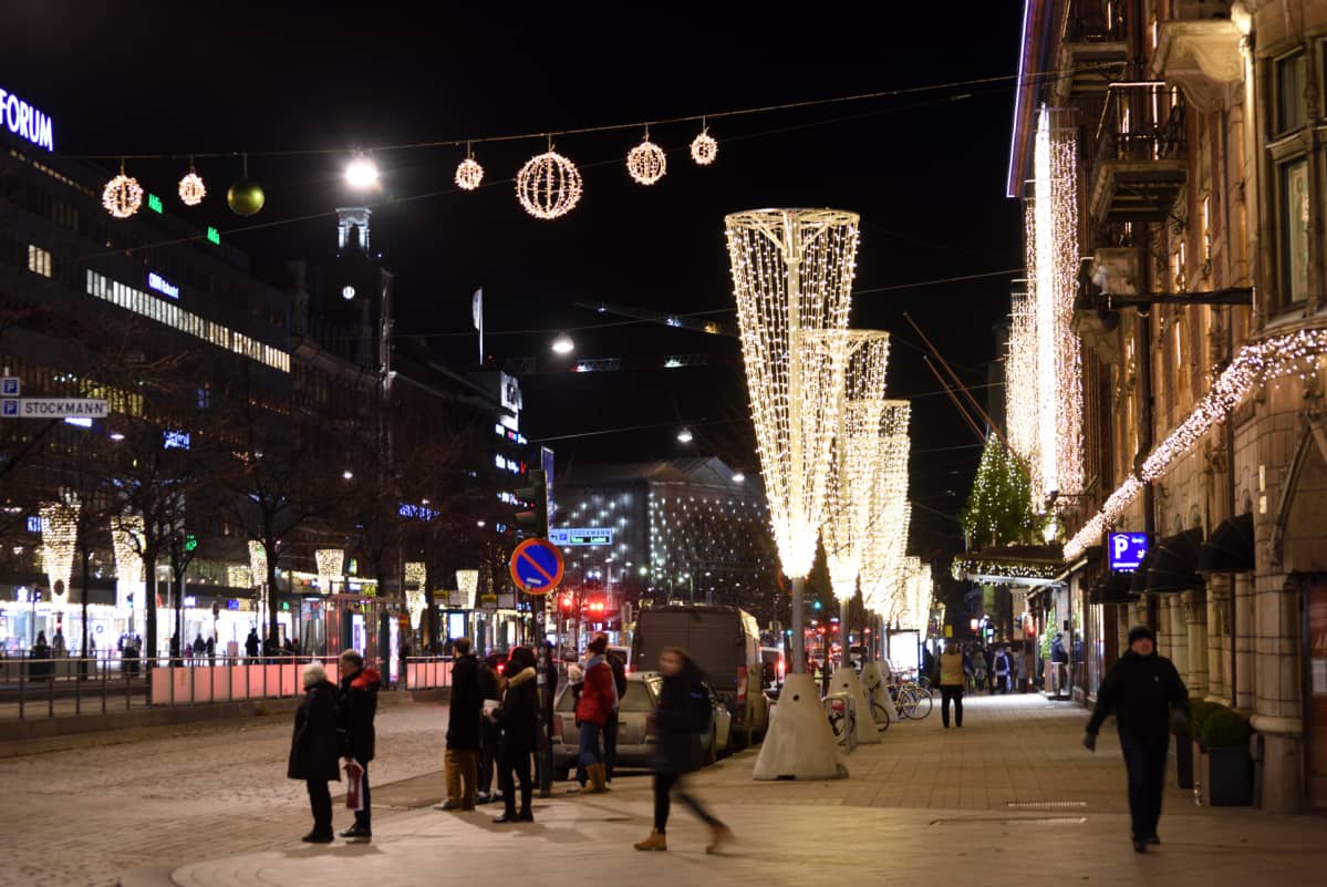 Jouluvaloja Mannerheimintiellä Helsingissä