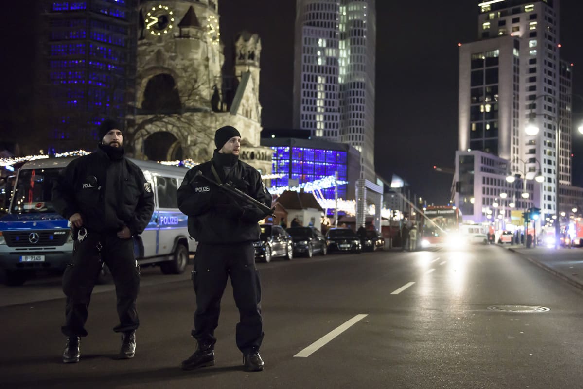 Poliiseja partioimassa Berliinissä 19. joulukuuta.