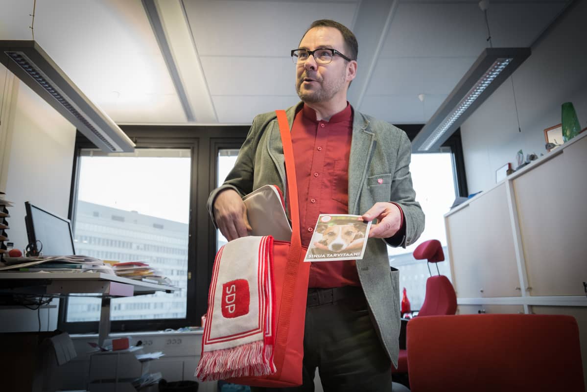 Reijo Paananen esittelee toimistossaan kunnalisvaalimateriaaleja