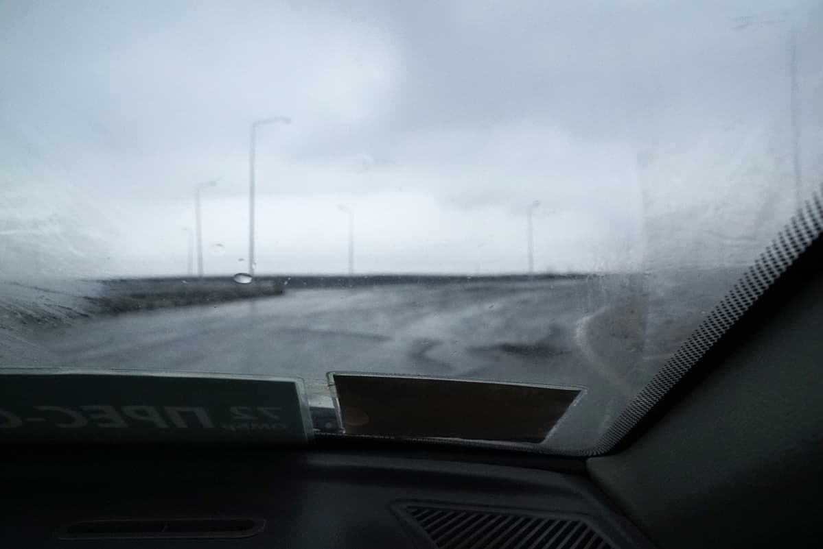 Vanhassa henkilöautossa matkalla rintamalle. Itä-Ukraina: