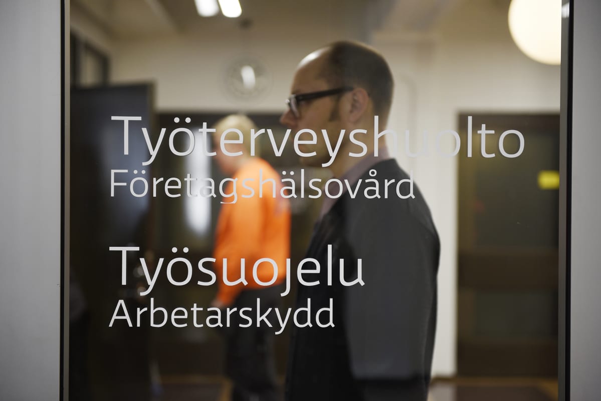 Työntekijä jonottaa työterveyshuollossa.