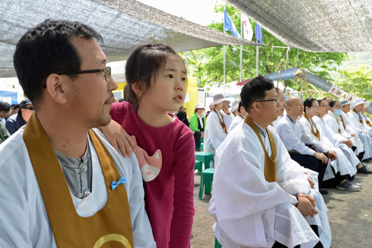 Won-buddhalaisuutta edustavat munkit toimivat aktiivisesti ohjuksia vastustavassa liikkeessä.