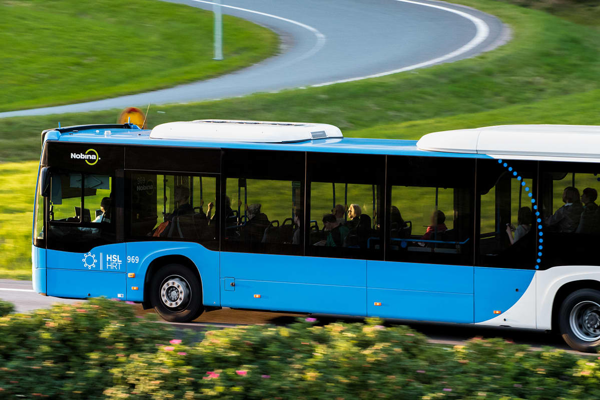 Bussi Länsiväylällä Lauttasaaren kohdalla