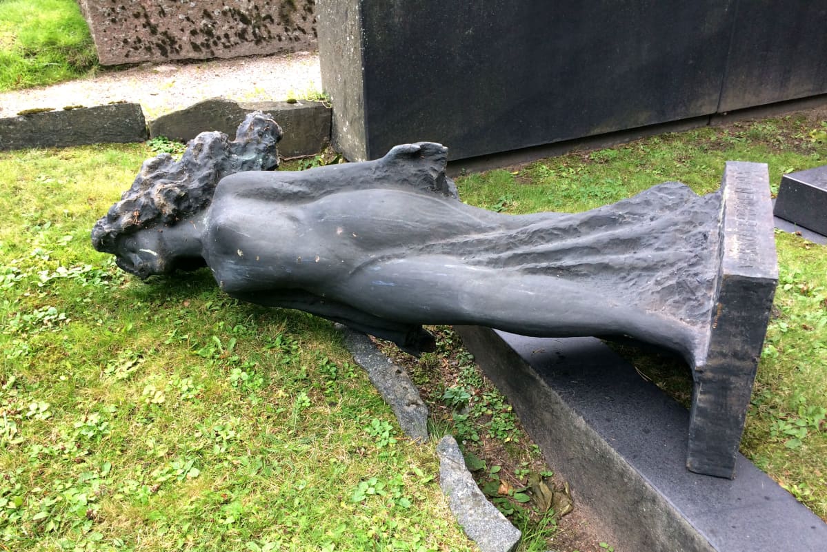 Kaadettu hautakivi Lahden vanhalla hautausmaalla