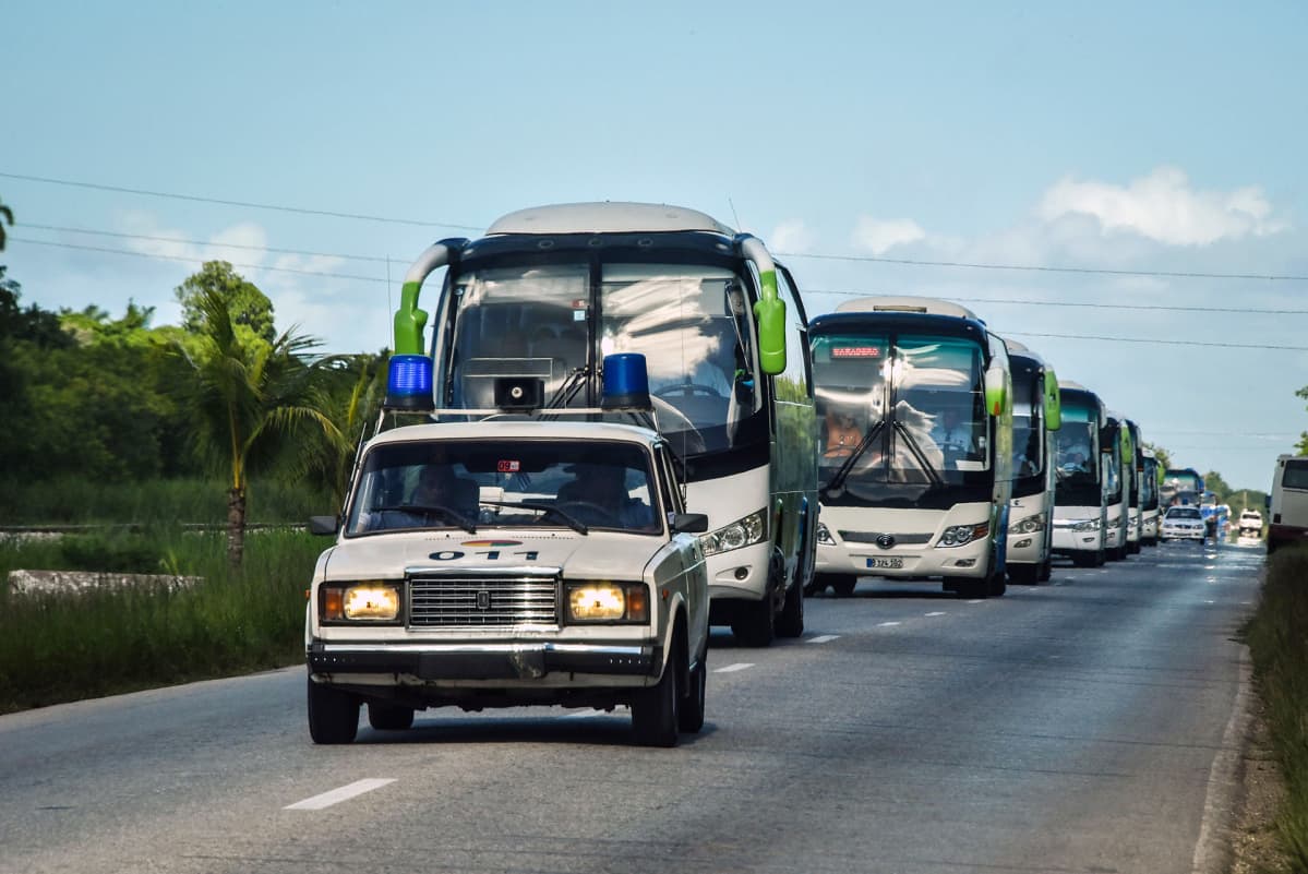 turistibusseja letkassa