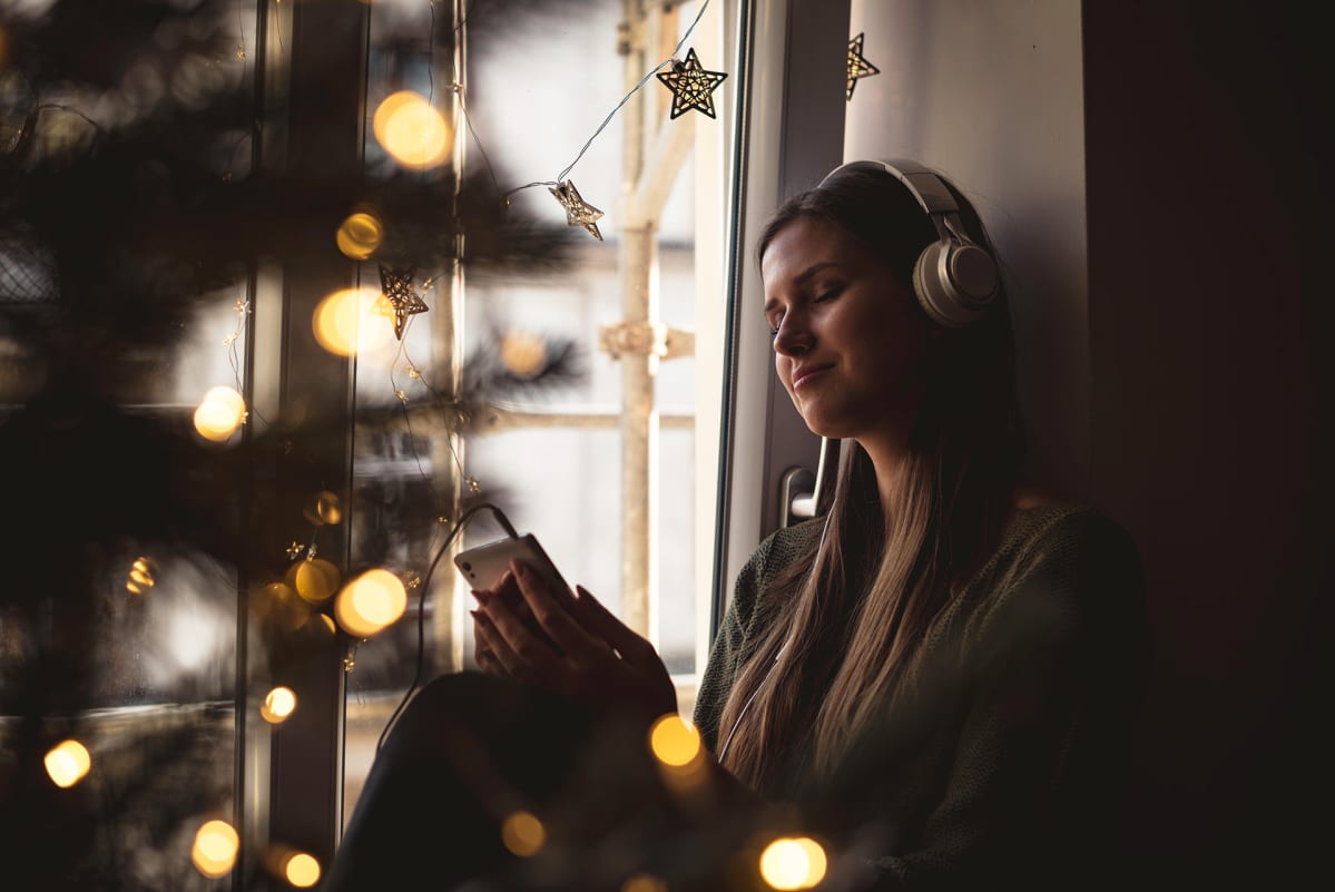 Nainen joulu musiikinkuuntelu.
