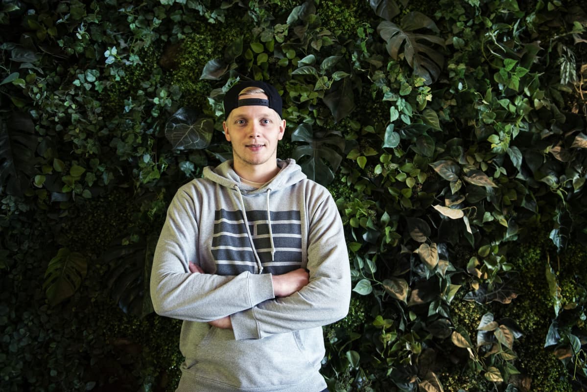 Maalivahti Ville Husso Il Gabbianon viherseinän edessä