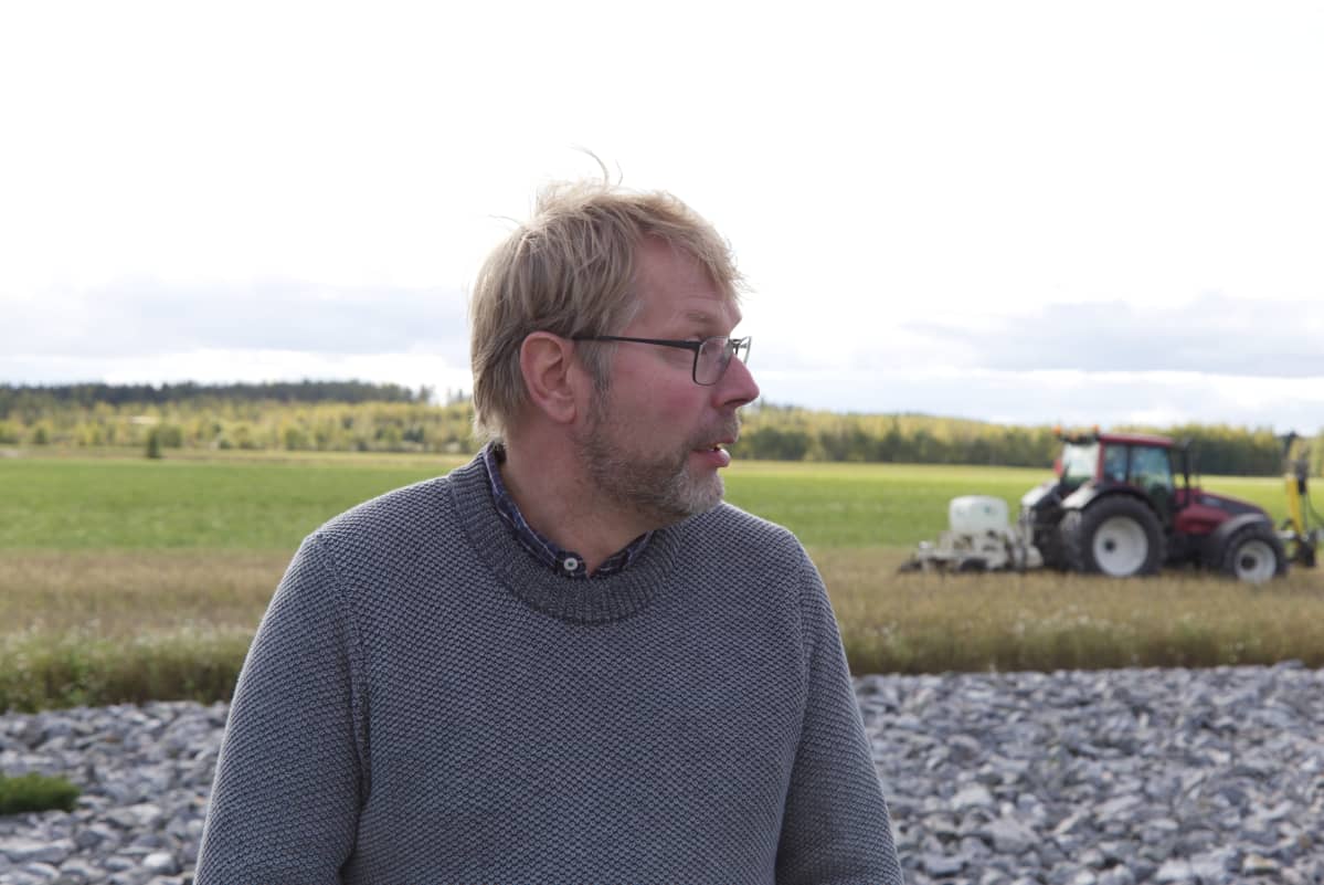 Knehtilän tilan isäntä Markus Eerola tiluksillaan.