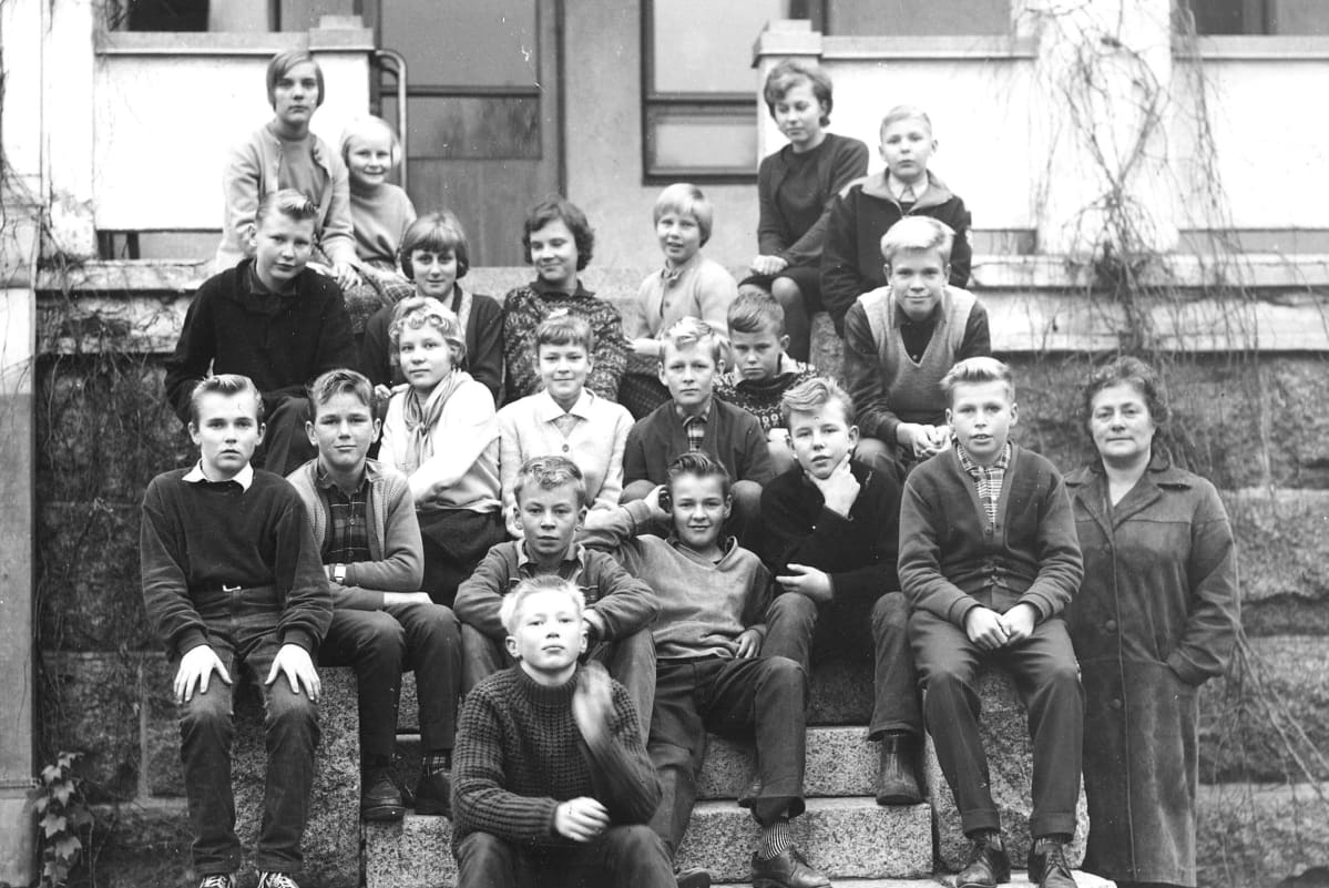 Koululaisia Kiukaisten koulusta