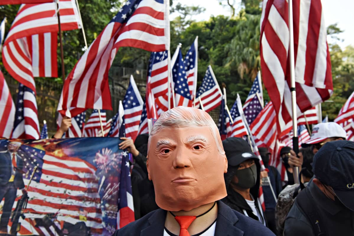 mielenosoituskulkue marssi Yhdysvaltain konsulaatin eteen kiittämään presidentti Donald Trumpia lakimuutoksesta, jolla tuetaan Hongkongin mielenosoittajia 1. joulukuuta 2019.
