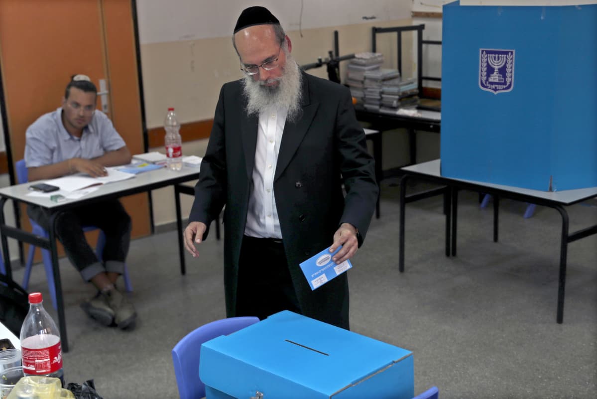 Ortodoksijuutalainen äänesti syyskuun parlamenttivaaleissa Bnei Brakissa, lähellä Tel Avivia. Jos Israel ajautuu uusiin vaaleihin, kyseessä ovat jo kolmannet alle vuoden sisällä.