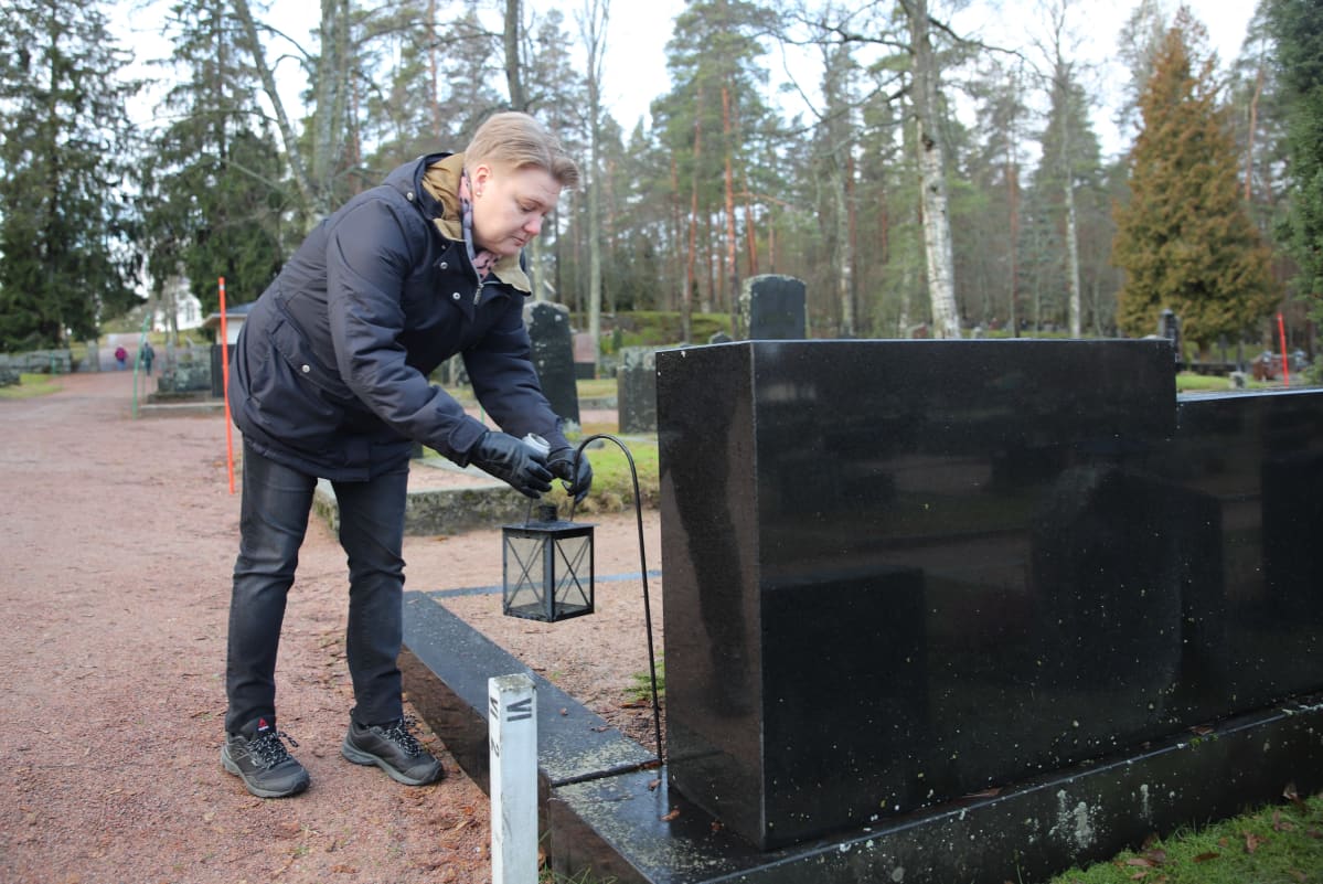 puutarhuri asentaa lyhtyä